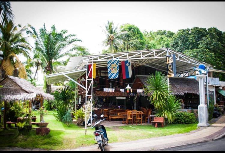 The Lazy Bar And Guesthouse Krabi ภายนอก รูปภาพ